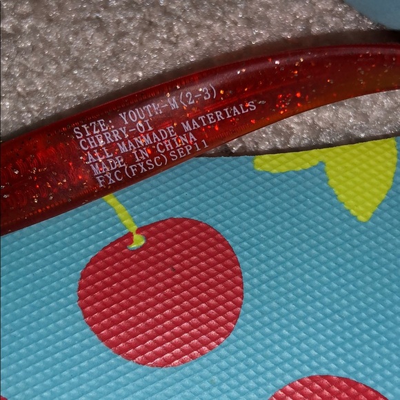 Oshkosh cherry flip flops size M (2-3) - Picture 4 of 4